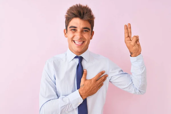 Fiatal Jóképű Üzletember Pólóban Nyakkendőben Elszigetelt Rózsaszín Háttér Felett Állva — Stock Fotó