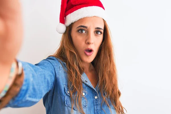 Jeune Belle Femme Rousse Portant Chapeau Noël Prenant Selfie Effrayé — Photo