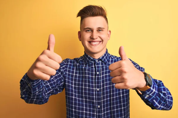 Joven Hombre Guapo Con Camisa Casual Pie Sobre Fondo Amarillo —  Fotos de Stock