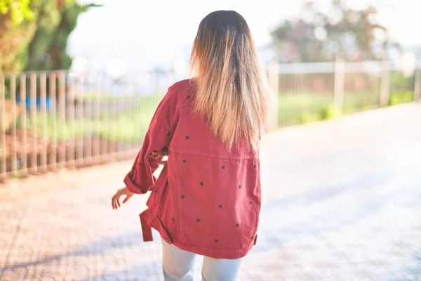 Jonge Mooie Vrouw Draagt Rode Jas Backview Staan Bij Stad — Stockfoto