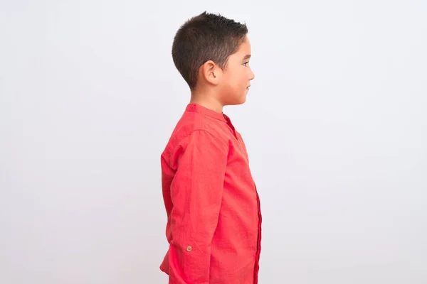 Hermoso Niño Con Elegante Camisa Roja Pie Sobre Fondo Blanco — Foto de Stock