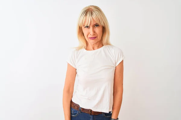 Frau Mittleren Alters Lässigem Shirt Das Vor Isoliertem Weißen Hintergrund — Stockfoto