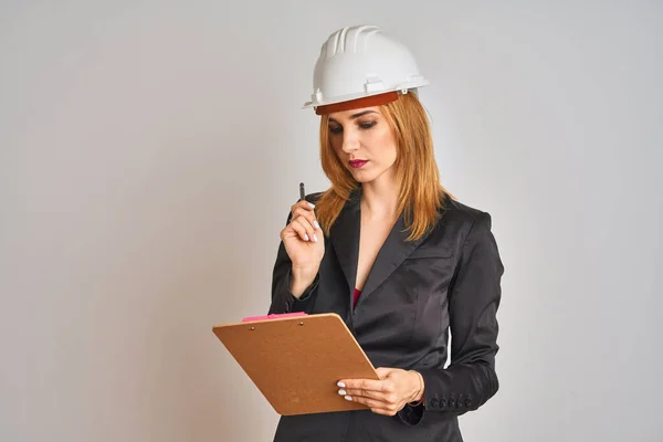 Jonge Mooie Redhead Architect Vrouw Dragen Pak Hard Helmet Holding — Stockfoto