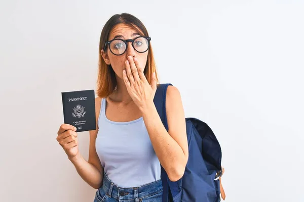 Mulher Estudante Ruiva Bonita Vestindo Mochila Segurando Passaporte Estados Unidos — Fotografia de Stock
