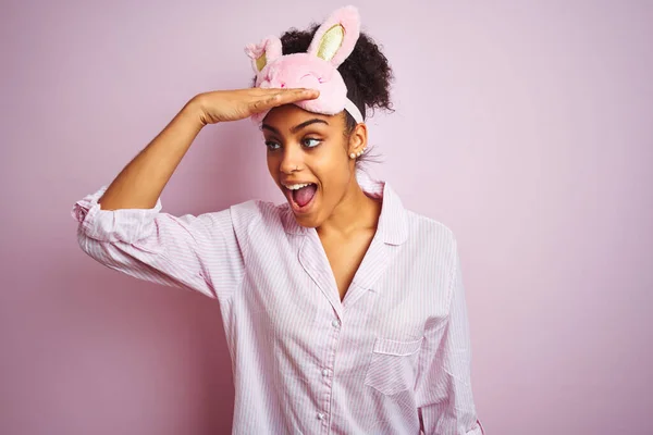 Giovane Donna Afroamericana Pigiama Maschera Sfondo Rosa Isolato Molto Felice — Foto Stock