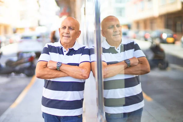 Starší Pohledný Muž Šťastně Sebevědomě Usmívá Opírající Zeď Úsměvem Tváři — Stock fotografie