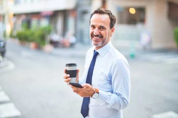 Střední Věk Hezký Podnikatel Pomocí Smartphone Pití Odnést Kávu Úsměvem — Stock fotografie