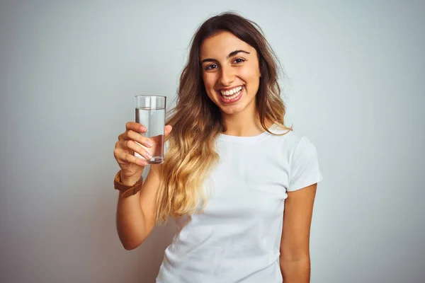 Ung Vacker Kvinna Dricker Ett Glas Vatten Över Vit Isolerad — Stockfoto