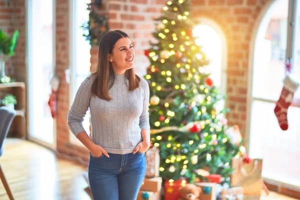 Joven Hermosa Mujer Pie Con Cara Feliz Alrededor Del Árbol —  Fotos de Stock