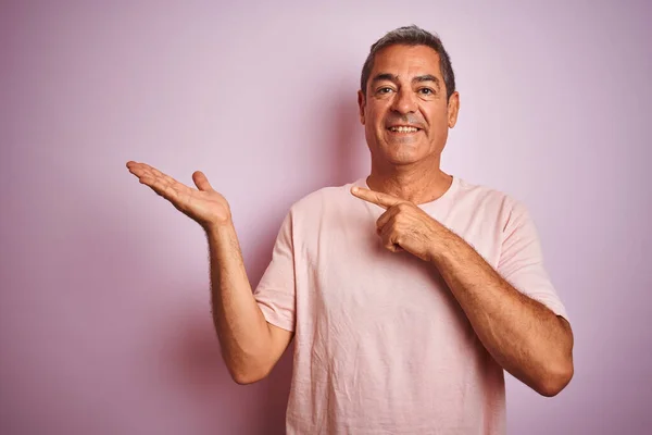 Bonito Homem Meia Idade Vestindo Camiseta Sobre Fundo Rosa Isolado — Fotografia de Stock