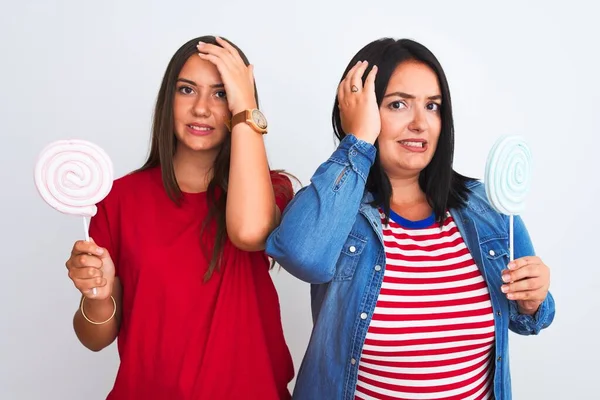 Jovens Mulheres Bonitas Segurando Pirulito Doce Sobre Fundo Branco Isolado — Fotografia de Stock