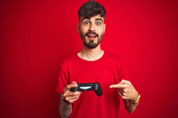 Junger Gamer Mann Mit Tätowierung Spielt Videospiel Auf Isoliertem Rotem — Stockfoto