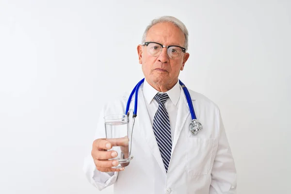 Senior Médico Pelo Gris Hombre Beber Vaso Agua Sobre Fondo — Foto de Stock