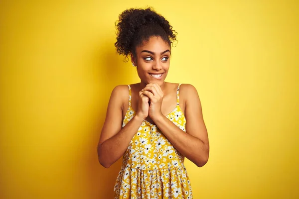 평상복을 고립된 노란색 아프리카 미국인 여성은 바라보며 긴장하고 흥분하며 웃었다 — 스톡 사진