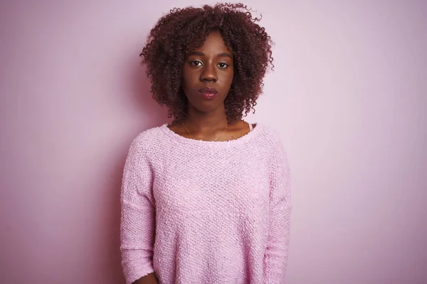 Mujer Afro Africana Joven Con Suéter Pie Sobre Fondo Rosa —  Fotos de Stock
