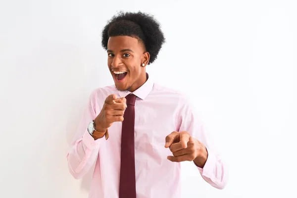 행복하고 재미있는 얼굴로 카메라에 손가락을 가리키는 서있는 넥타이를 아프리카 미국인 — 스톡 사진