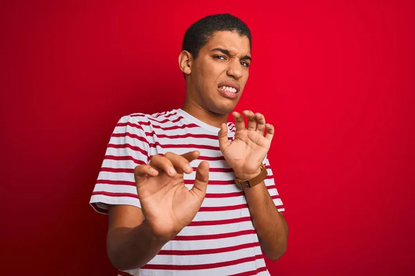 Homem Árabe Bonito Jovem Vestindo Camiseta Listrada Sobre Fundo Vermelho — Fotografia de Stock