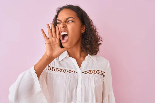 Giovane Donna Brasiliana Indossa Camicia Piedi Sopra Isolato Sfondo Rosa — Foto Stock