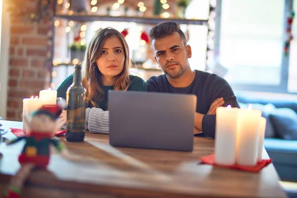 Junge Schöne Paar Sitzt Mit Laptop Rund Weihnachtsdekoration Hause Skeptisch — Stockfoto
