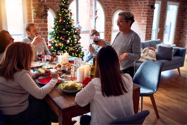 Rodzina Przyjaciele Jadalnia Domu Świętując Wigilię Bożego Narodzenia Tradycyjnym Jedzeniem — Zdjęcie stockowe