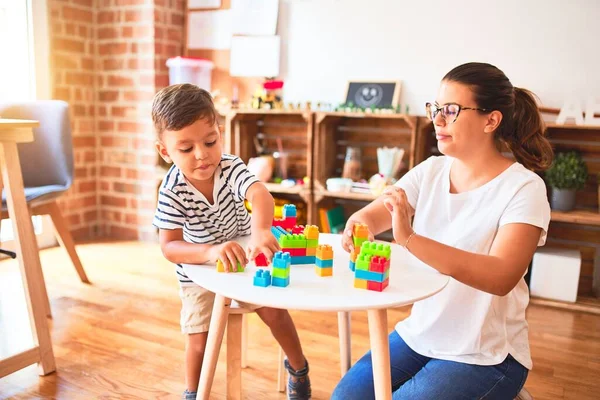 Schöne Lehrerin Und Kleinkind Spielen Mit Bauklötzen Bauturm Kindergarten — Stockfoto