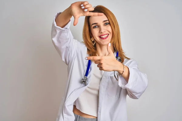 Ruiva Mulher Médica Caucasiana Vestindo Estetoscópio Sobre Fundo Isolado Sorrindo — Fotografia de Stock