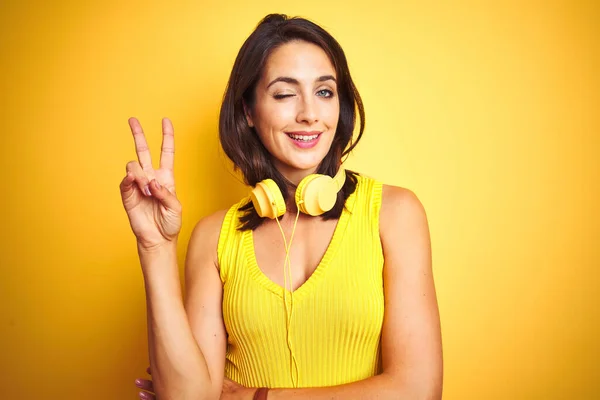 Молода Красива Жінка Навушниках Над Жовтим Ізольованим Тлом Посміхається Щасливим — стокове фото