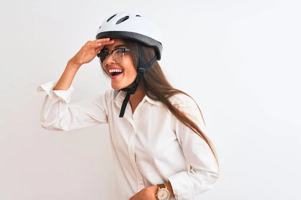 漂亮的女商人戴着眼镜 头戴自行车头盔 头戴白色的独立背景 非常快乐 面带微笑地看着远方 搜寻概念 — 图库照片