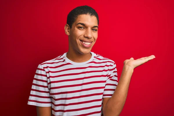 Jovem Bonito Árabe Homem Vestindo Listrado Shirt Sobre Isolado Vermelho — Fotografia de Stock