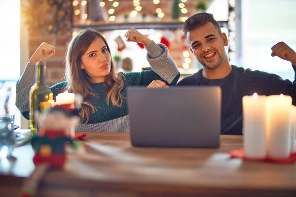 Junges Schönes Paar Sitzt Mit Laptop Weihnachtsdekoration Hause Und Zeigt — Stockfoto