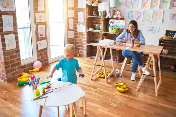 Young Caucasian Child Playing Playschool Teacher Young Woman Sitting Desk — Stock Photo, Image