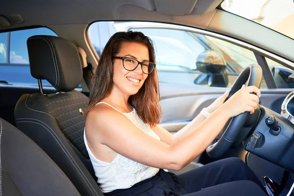 若い運転者の女性運転車 — ストック写真