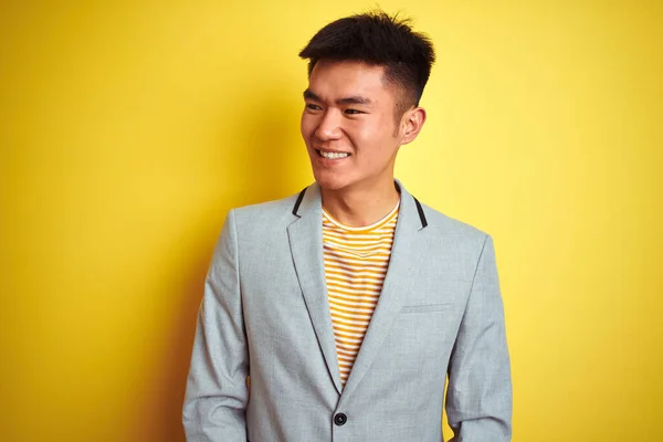 Joven Hombre Negocios Asiático Chino Con Chaqueta Pie Sobre Fondo — Foto de Stock