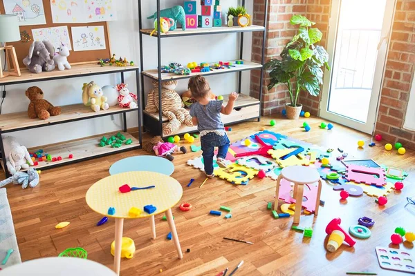 Prachtige Peuter Zit Vloer Spelen Met Bouwstenen Speelgoed Kleuterschool — Stockfoto