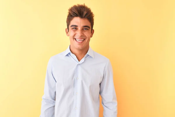 Joven Hombre Negocios Guapo Con Camisa Elegante Sobre Fondo Amarillo — Foto de Stock