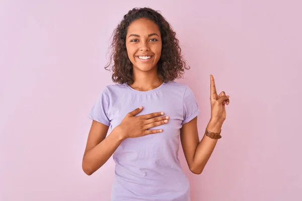 Junge Brasilianerin Shirt Vor Isoliertem Rosa Hintergrund Lächelnd Fluchend Mit — Stockfoto