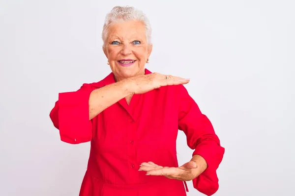 Senior Grauhaarige Frau Rotem Lässigem Hemd Steht Vor Isoliertem Weißem — Stockfoto