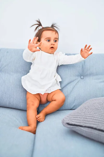 Schönes Kleinkind Freut Sich Kindergarten Über Buntes Spielzeug Auf Dem — Stockfoto