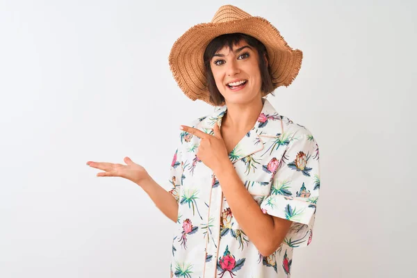Hermosa Mujer Vacaciones Con Camisa Verano Sombrero Sobre Fondo Blanco — Foto de Stock