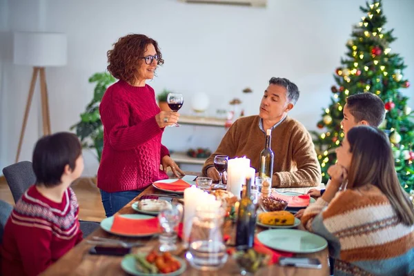 Schöne Familie Lächelt Glücklich Und Zuversichtlich Einer Von Ihnen Steht — Stockfoto