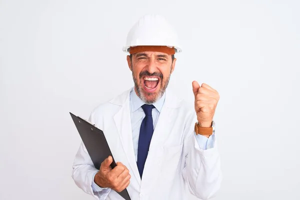 Ingeniero Senior Con Casco Seguridad Sujetando Portapapeles Sobre Fondo Blanco — Foto de Stock