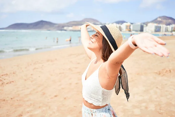 Jovem Mulher Bonita Sorrindo Feliz Desfrutando Férias Verão Praia Banhos — Fotografia de Stock