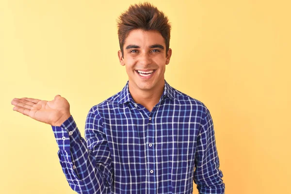 Jovem Homem Bonito Vestindo Camisa Casual Sobre Fundo Amarelo Isolado — Fotografia de Stock