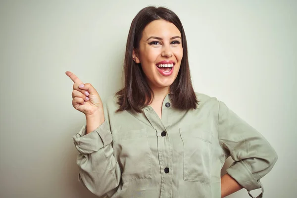 Joven Mujer Morena Hermosa Con Camisa Verde Sobre Fondo Aislado — Foto de Stock