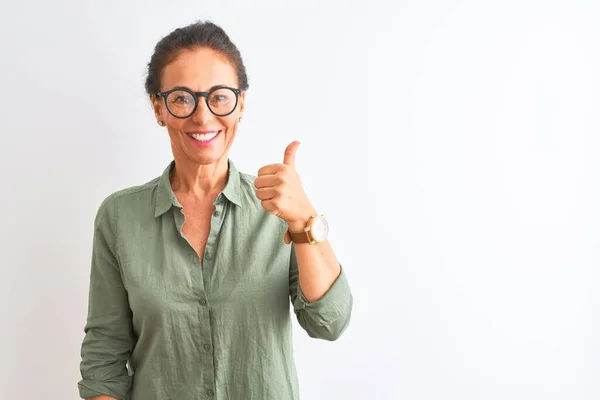 Middelbare Leeftijd Vrouw Draagt Groen Shirt Bril Staan Geïsoleerde Witte — Stockfoto