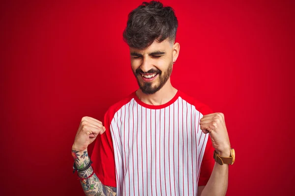 Joven Hombre Con Tatuaje Vistiendo Camiseta Rayas Pie Sobre Fondo — Foto de Stock