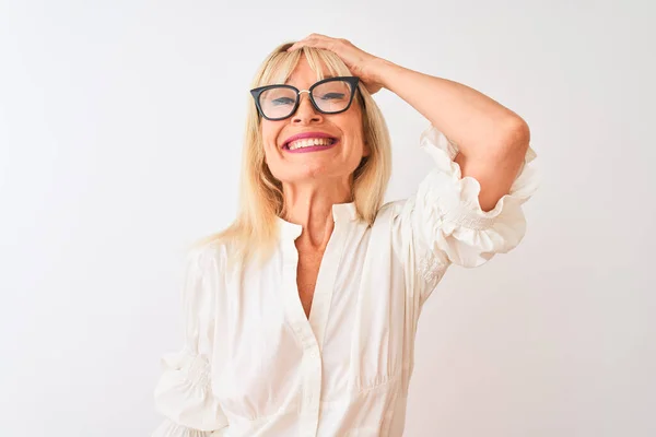 Empresaria Mediana Edad Vistiendo Camisa Gafas Pie Sobre Fondo Blanco — Foto de Stock