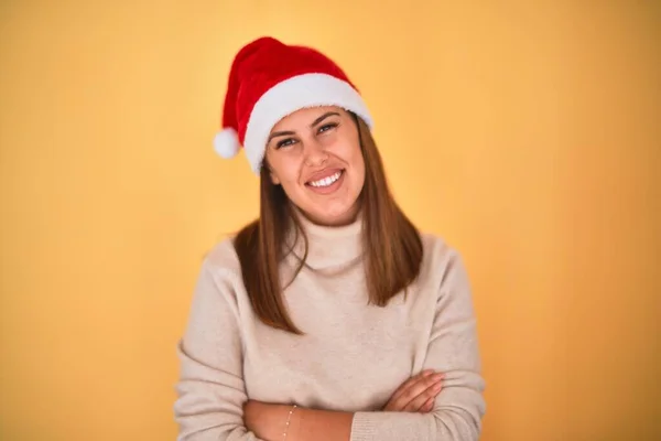 年轻美丽的女人笑着 喜形于色 穿着冬季毛衣 头戴圣诞礼帽 — 图库照片
