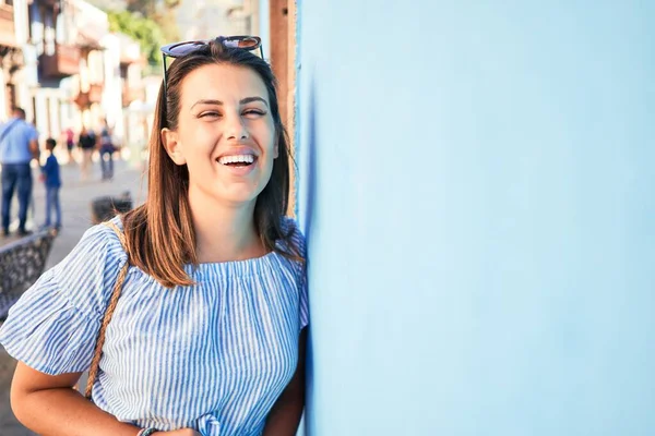 Hermosa Chica Apoyada Pared Azul Joven Mujer Amigable Sonriendo Feliz —  Fotos de Stock