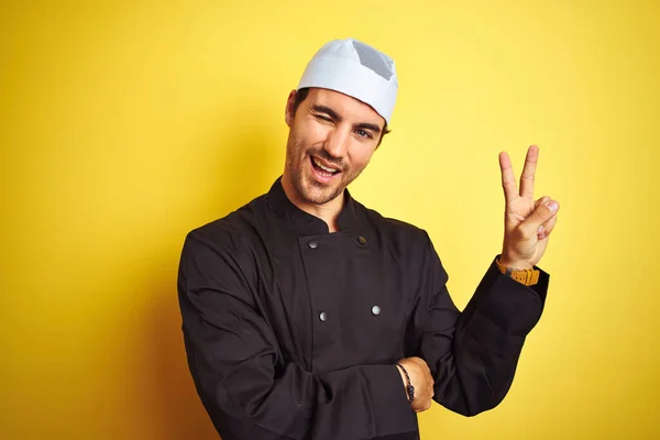 Joven Cocinero Guapo Que Cocina Con Uniforme Sombrero Sobre Fondo — Foto de Stock